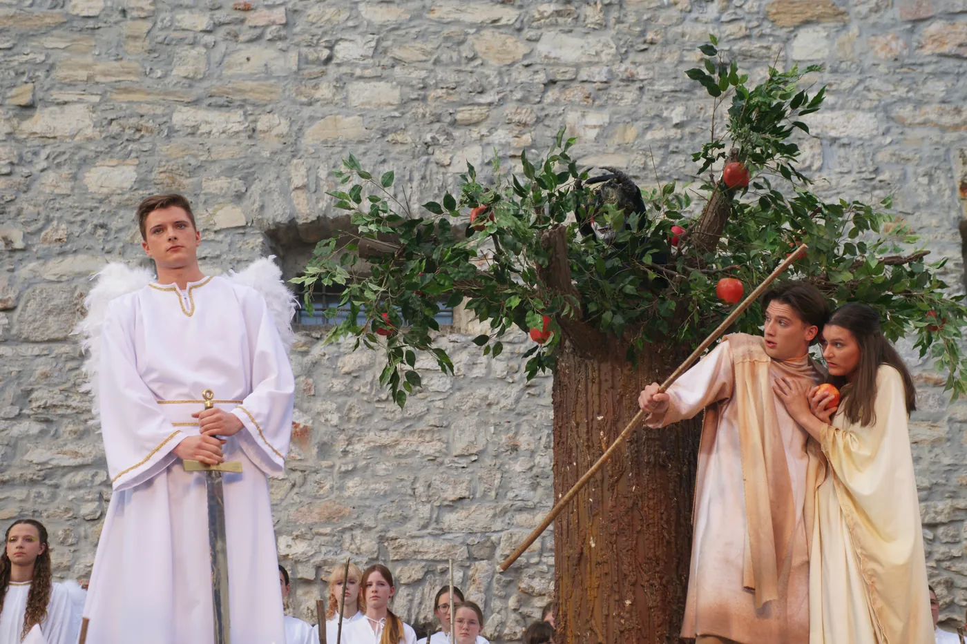 Prizor iz Škofjeloškega pasijona — angel z mečem ob drevesu spoznanja